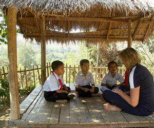 Students practice English with a visitor from abroad.
