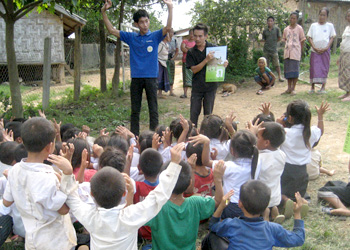 Souliphone teaching Lao sign language to schoolchildren